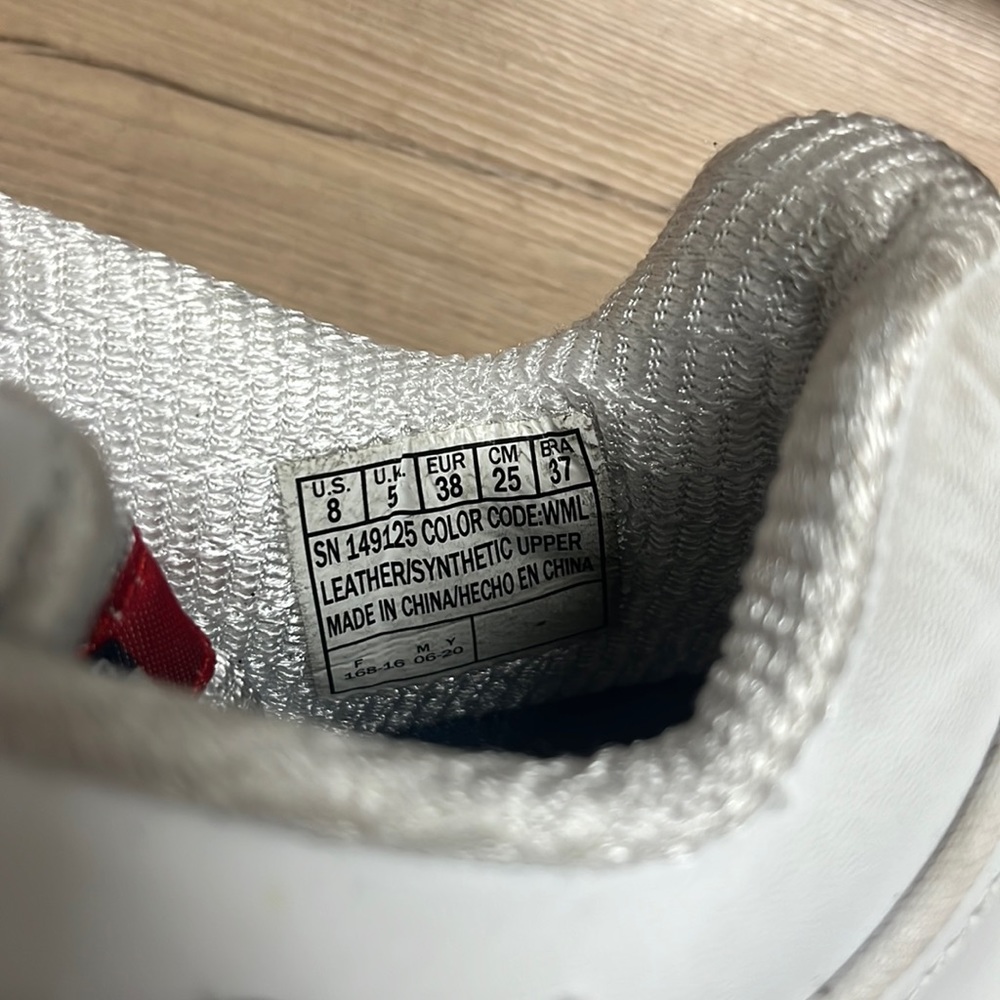 White sketchers size 8 memory foam